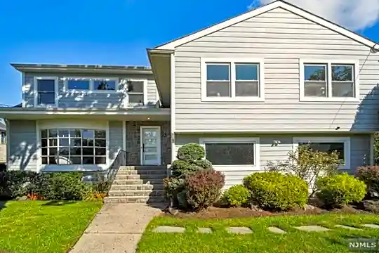 24 Lynn Dr Photo 1