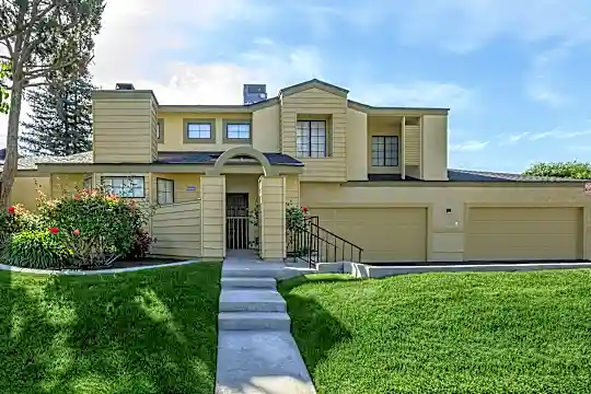 LAURELWOOD WEST VILLAS Photo 2