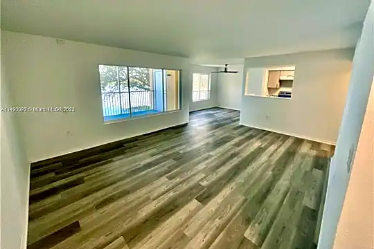 2351 NW 33rd St #509 Photo 2