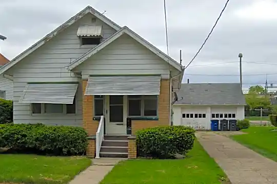 742 Waverly Ave Photo 1