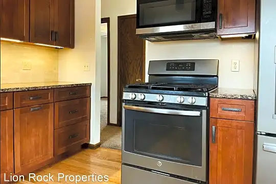 Experience the Best of Both Worlds: Your Dream Duplex in the Heart of Saint Paul Awaits! Photo 2
