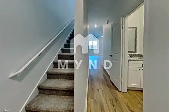 1402 Boxwood Ln Photo 2
