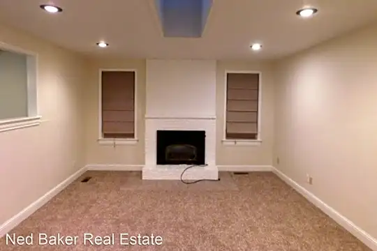1933 E Santiam St Photo 2