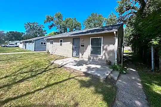 2908 Central Dr Photo 2
