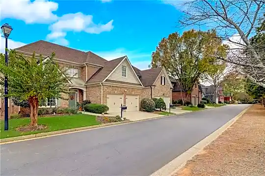 6355 Glen Oaks Ln NE Photo 2