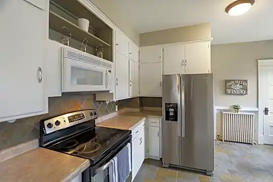 1227 2nd St Photo 2