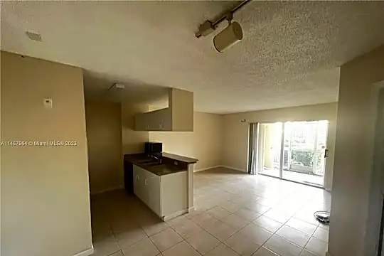 420 S Park Rd #2-106 Photo 2