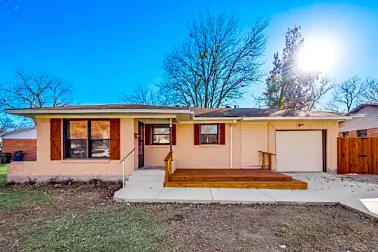 406 E Carolyn Dr Photo 1