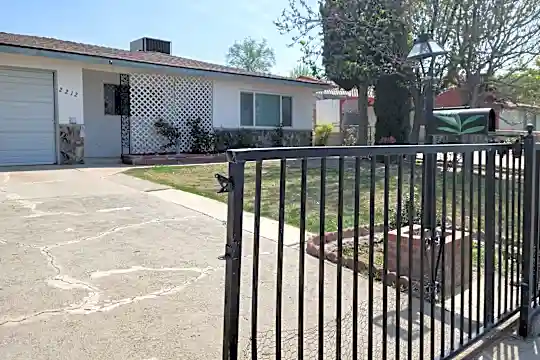 2212 Oriole St Photo 2