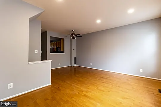 43147 Huntsman Square Photo 2