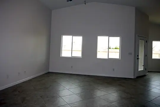 4782 N Anthony Ave Photo 2