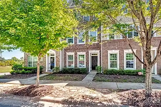 19036 Lake Breeze Dr Photo 1