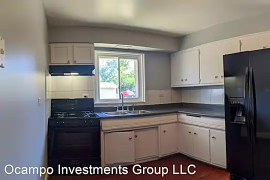 15406 Dorchester Ave Photo 2