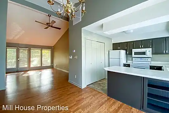 206 Oak Tree Dr Photo 1