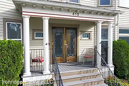 1 & 2 Bedroom Renovated Units Available, Near Transit, Schools & Restaurants! Photo 2