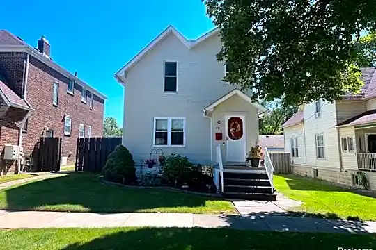 441 Elm St Photo 1