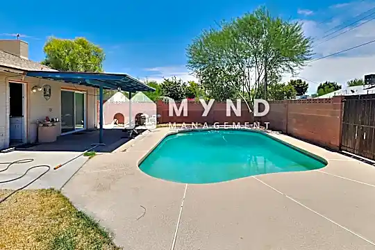 537 E Laguna Drive Photo 2