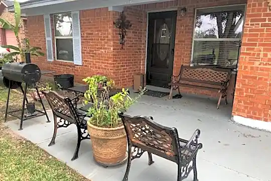 1157 Ben Dr Photo 2