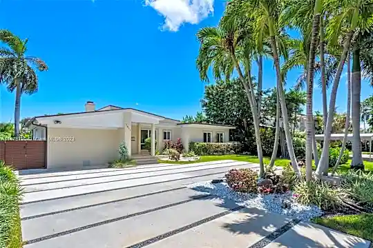 7811 Beach View Dr Photo 1
