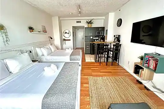 6345 Collins Ave #526 Photo 1