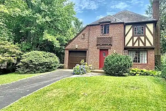 31 South Dr Photo 1