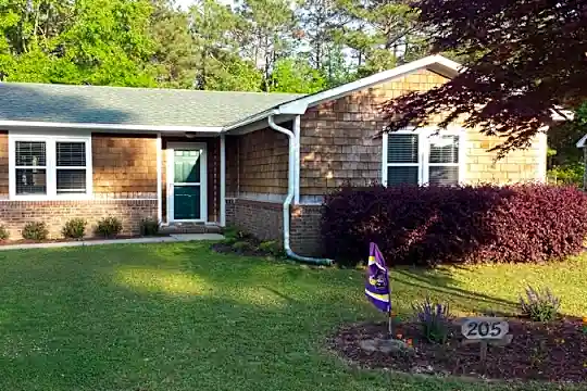 205 Hollins Rd Photo 1