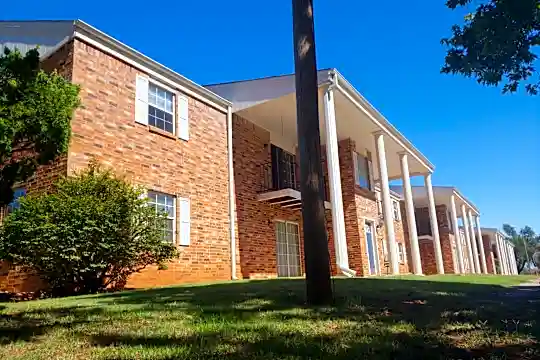 Timbercreek Colonial Apartments Photo 1