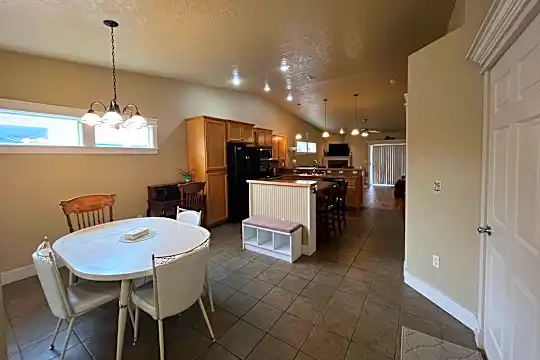 1305 N Gallant Ln Photo 2