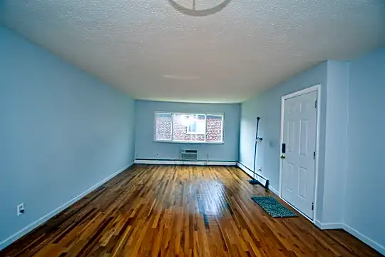 6305 Englewood Ave Photo 2