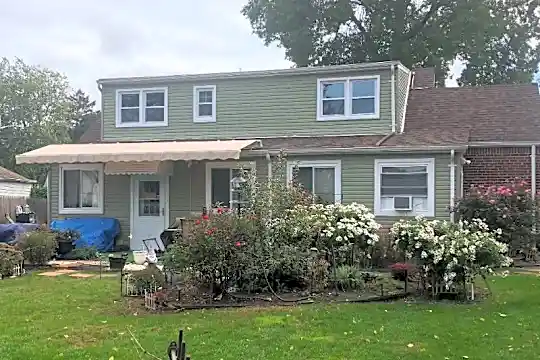 694 Tower Ct Photo 2