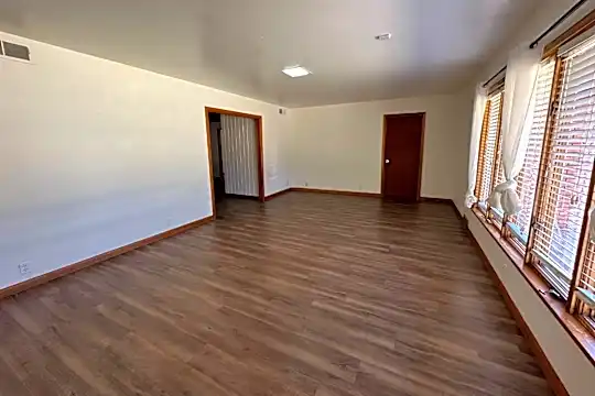 3215 39th St Photo 2