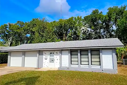 5833 Holmes Dr Photo 2