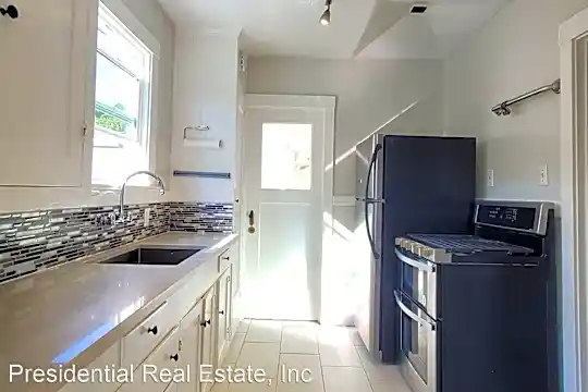 2225 Bailey Ave Photo 2