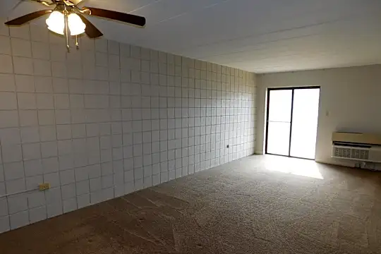 7002 Helen St Photo 2