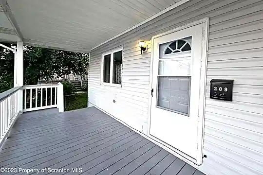 209 Lincoln St Photo 2