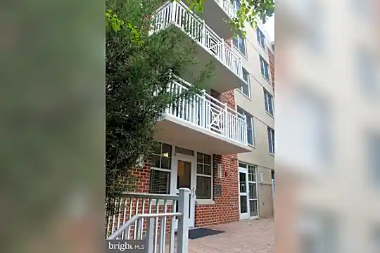 1325 N Pierce St #201 Photo 2