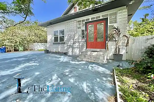 3105 W Spruce St Photo 2