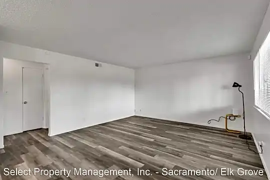 7400 Franklin Blvd Photo 2