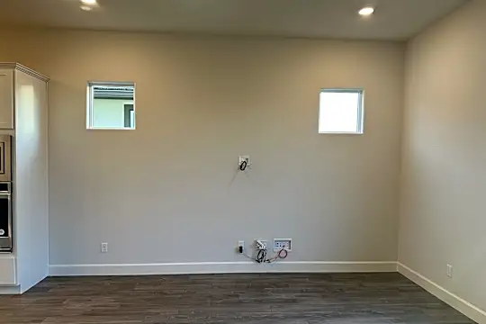 200 Chinook Dr Photo 2