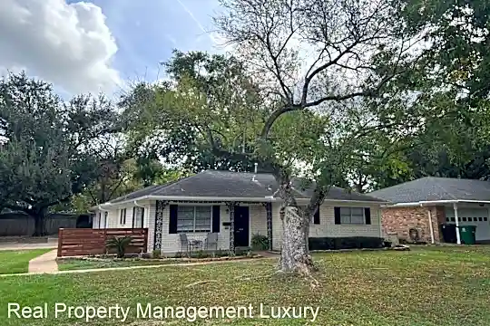 1822 Pine Village Drive Photo 1