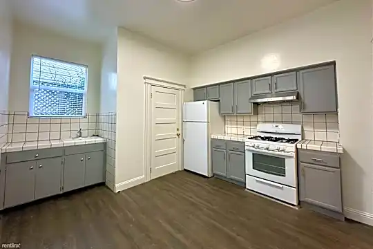 86 Godeus St Photo 2
