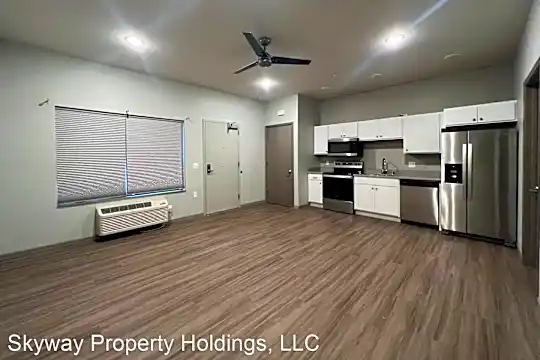 507 N Riverfront Dr Photo 2