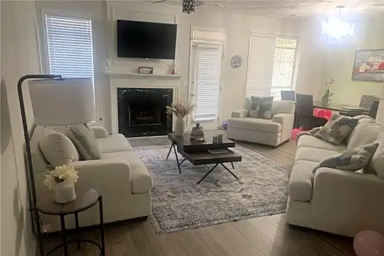 2030 Crestview Way Photo 1