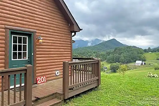 201 Crooked Fork Ln Photo 2