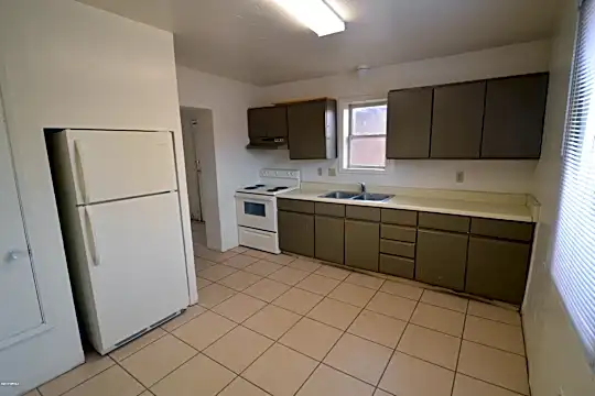 4116 E Flower St Photo 2