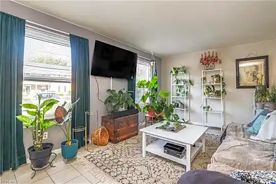 1019 Barclay Square Photo 2