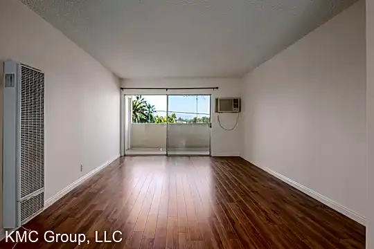 1521 E Windsor Rd Photo 1