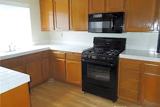 2300 Maple Ave #2 Photo 2