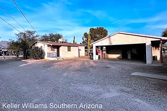 5828 E Linden St Photo 2
