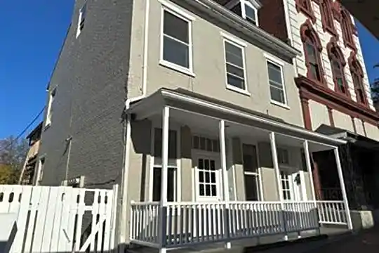 153 Locust St Photo 2